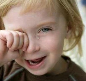 Красное пятно на яблоке глаза у ребенка. Красная точка в глазу у ребенка – норма или повод для визита к врачу